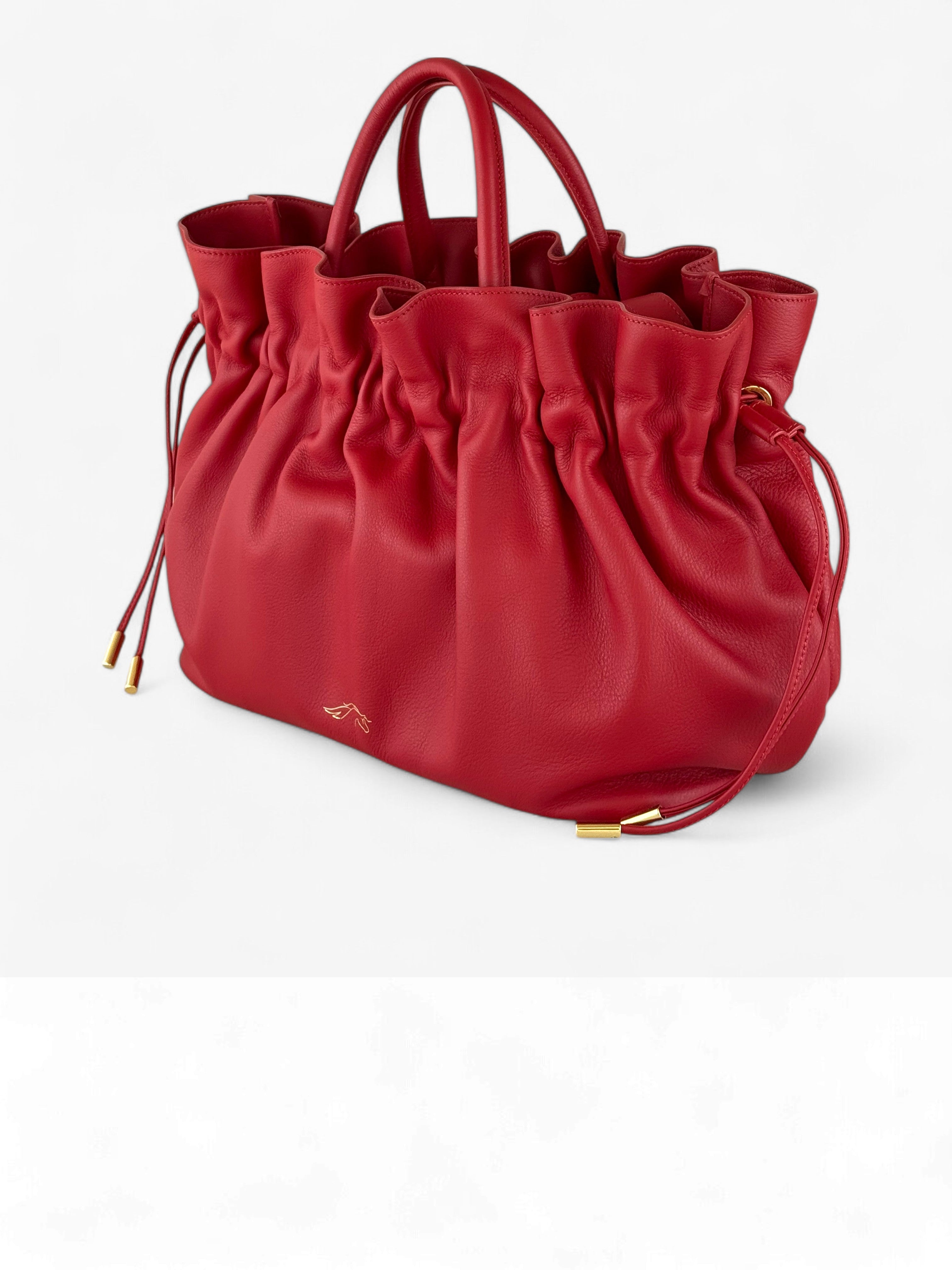 Noor s-a născut din dorința de a face vizibilă frumusețea interioară.
Numele ei înseamnă lumină – simbolul rafinamentului autentic, al eleganței care nu caută aprobări și al unei prezențe rare.