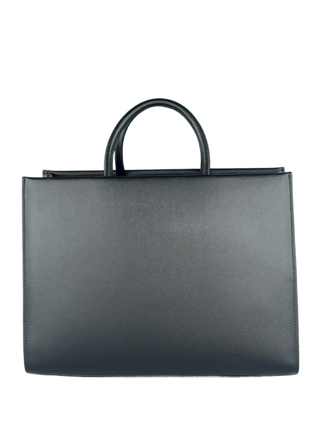 Geantă Ava L Black SS24 Materiale Exterior : Piele de vițel texturată Interior : Căptușeală din material textil Mâner și Curea Mâner : Fix , din piele Curea : Lungă de umăr reglabilă și detașabilă Compartimentare Compartiment unic Compartiment central cu