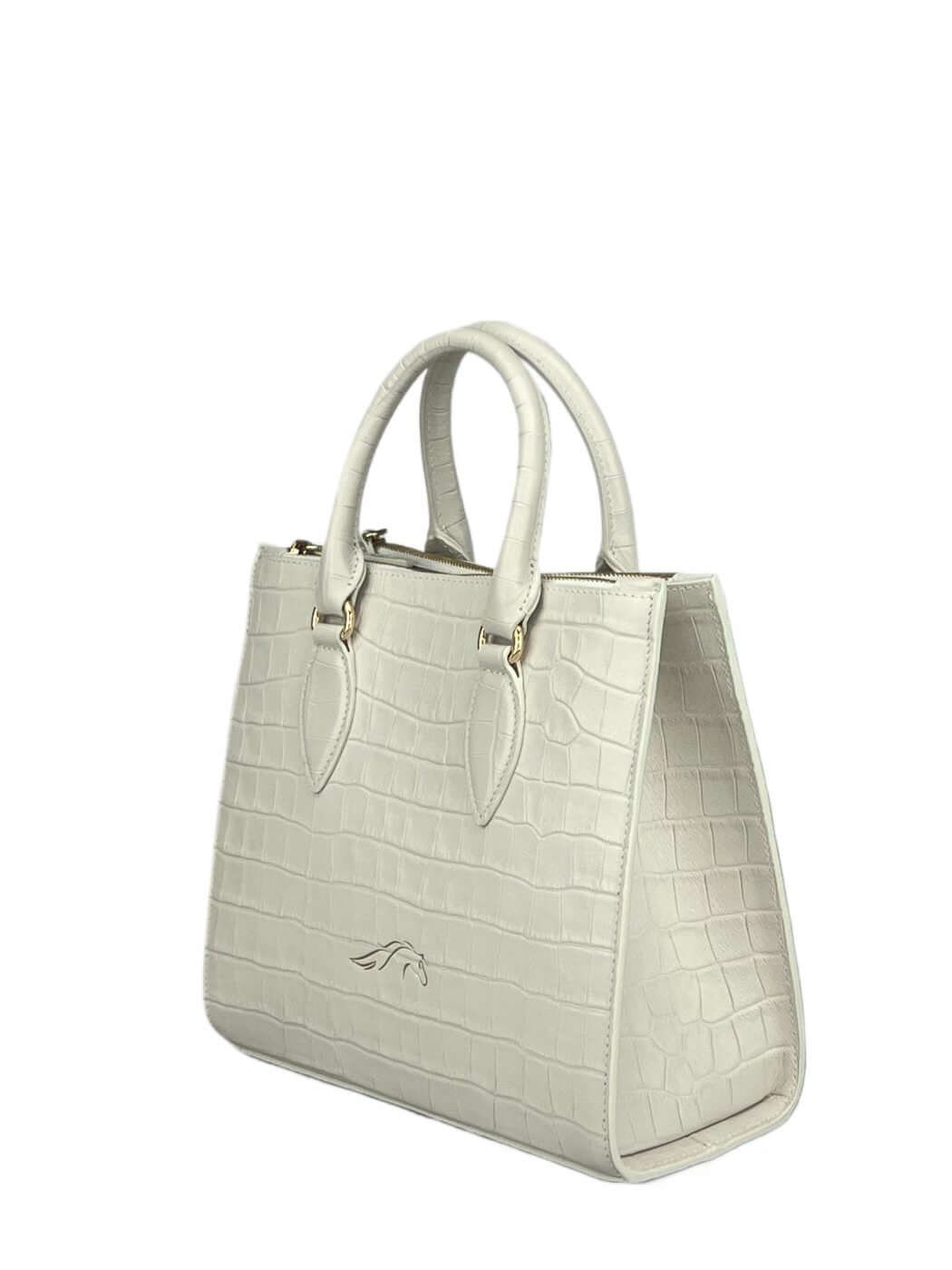 Geantă Seline M White Croco SS24 Material exteriorPiele de vițel Material interiorCăptușeală din material textil ManerModelul este dotat cu mâner și tracollă reglabilă/detașabilă. CompartimentUn compartiment central unic, 2 compartimente laterale cu fermo