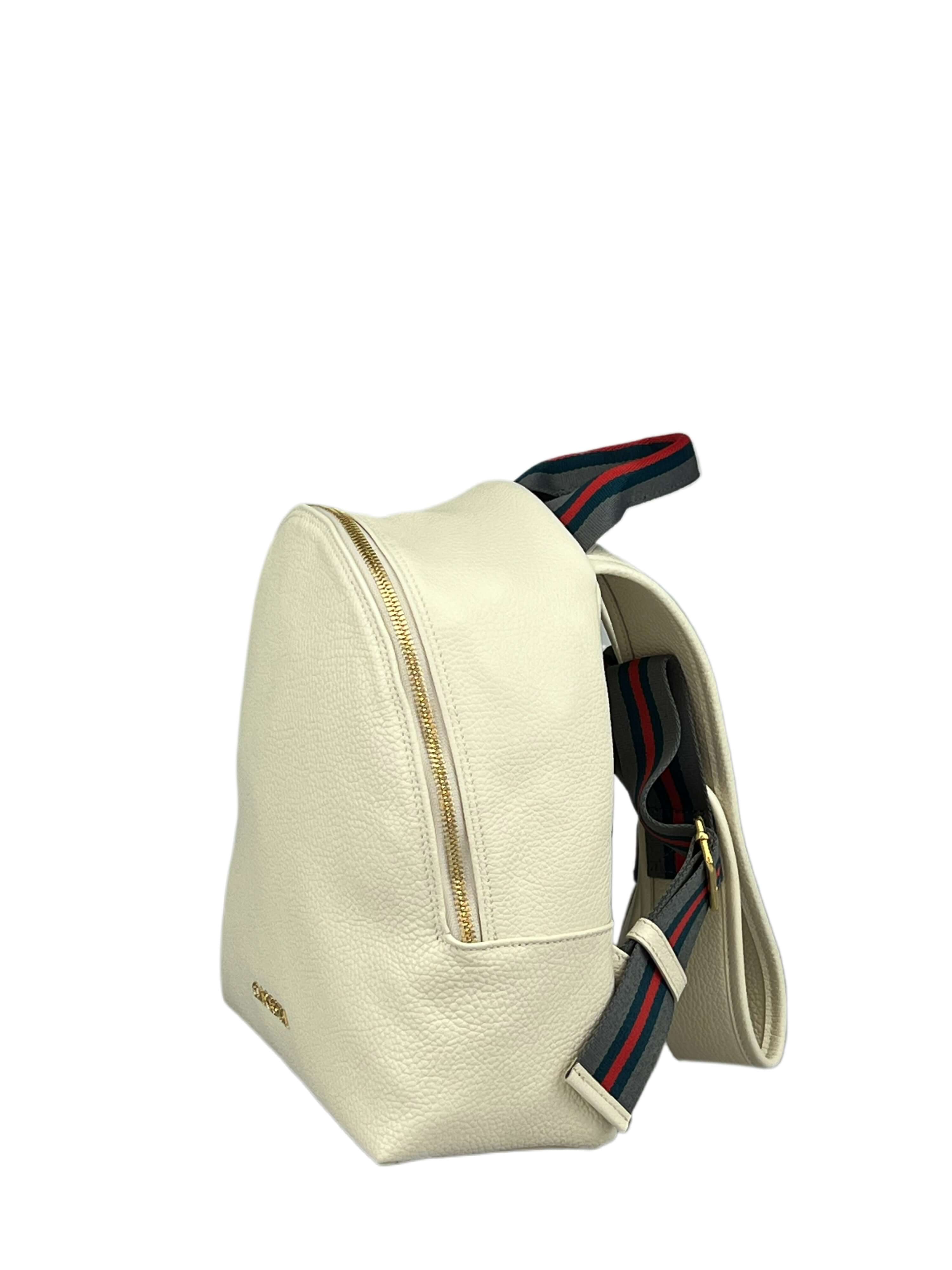 Rucsac Melissa Iceberg SS24 Material exteriorPiele de vițel Material interiorCăptușeală din material textil ManerTracollă fixă din material textil/curele de umăr reglabile. CompartimentCompartiment unic, cu buzunare pentru accesorii. Închiderea se face cu