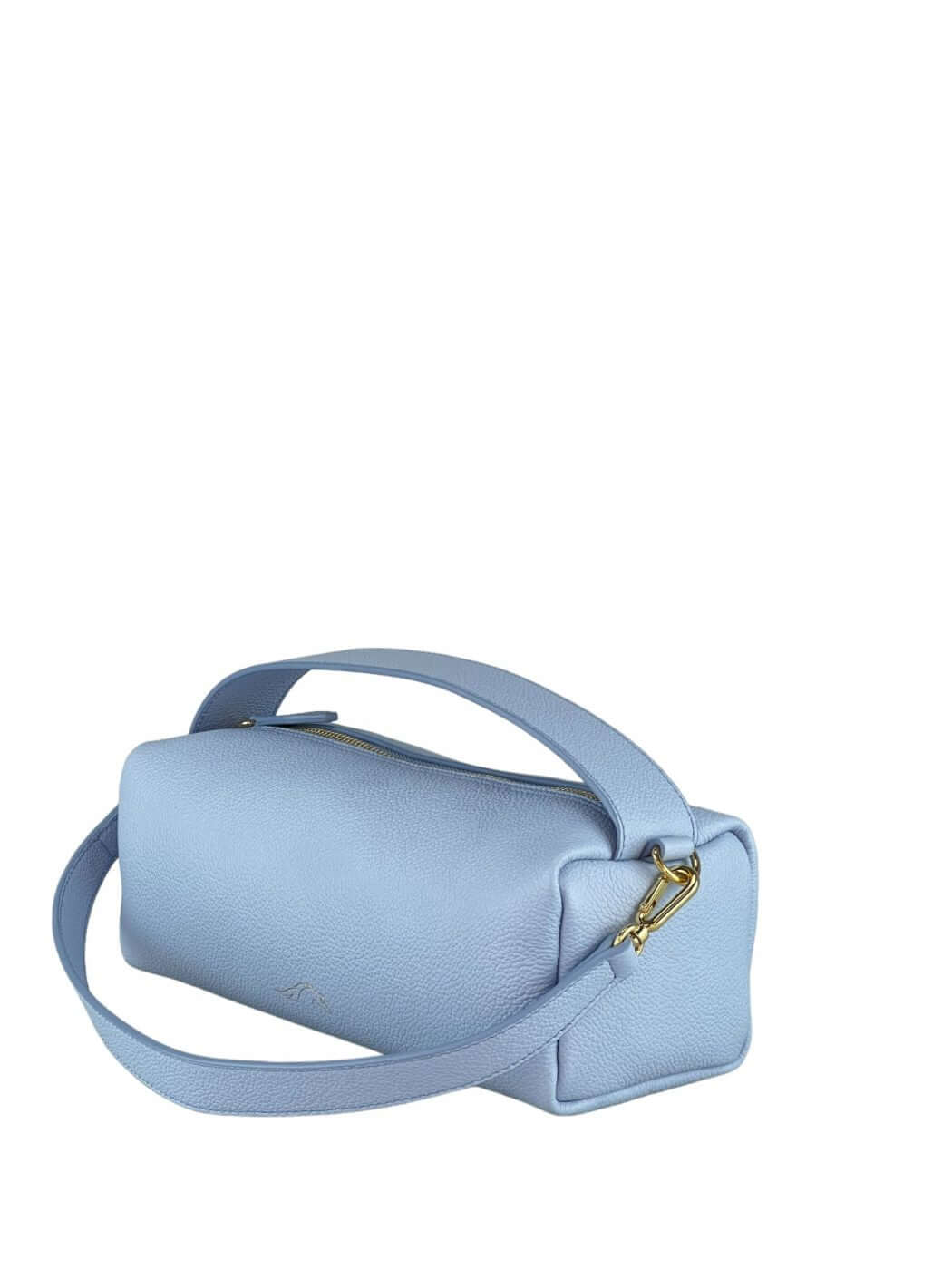 Geantă Luna M Baby Blue SS24 Material exteriorPiele de vițel Material interiorCăptușeală din material textil ManerManer nereglabil/tracollă scurtă detașabilă (46 cm). CompartimentCompartiment unic, cu un buzunar intern. Închiderea este realizată cu fermoa