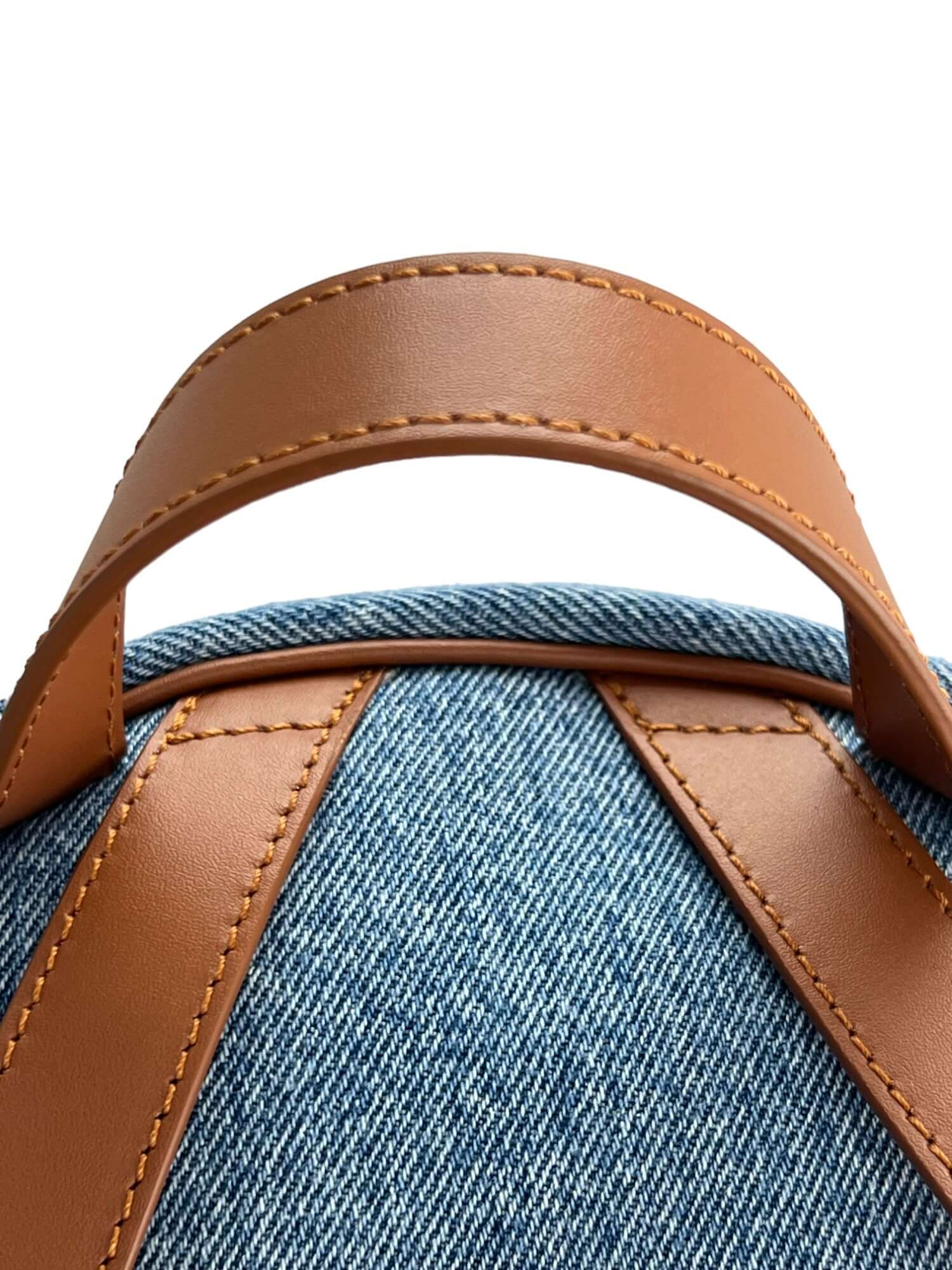 Rucsac Cris S Denim FW24 Material exteriorPiele de vițel Material interiorCăptușeală din material textil. ManerDin piele de vițel, nereglabil/curele reglabile în lungime de la 50-70 cm. CompartimentCompartiment unic, cu două buzunare interne din piele și